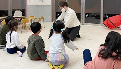 英会話教室で体を動かしながら英語を学ぶ親子