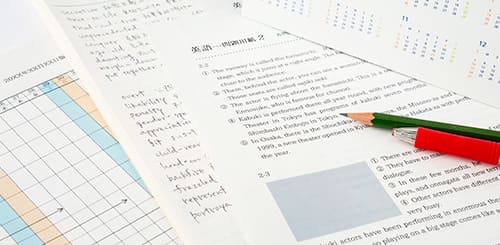 英語の問題用紙とペン類